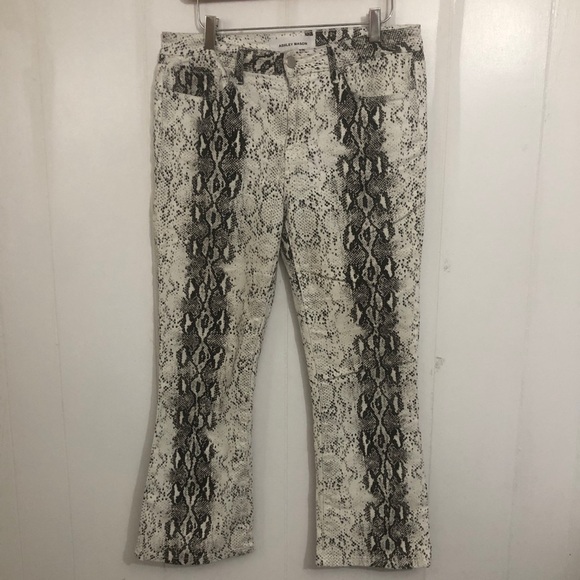 - Womens White/Grey stretchy Capris Post. LikeNEW 11 - Picture 2 of 6
